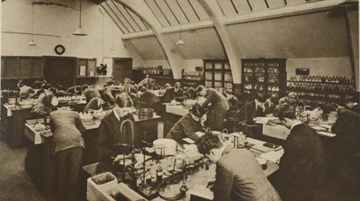 Studenten aan het werk in een polytechnisch laboratorium door English Photographer